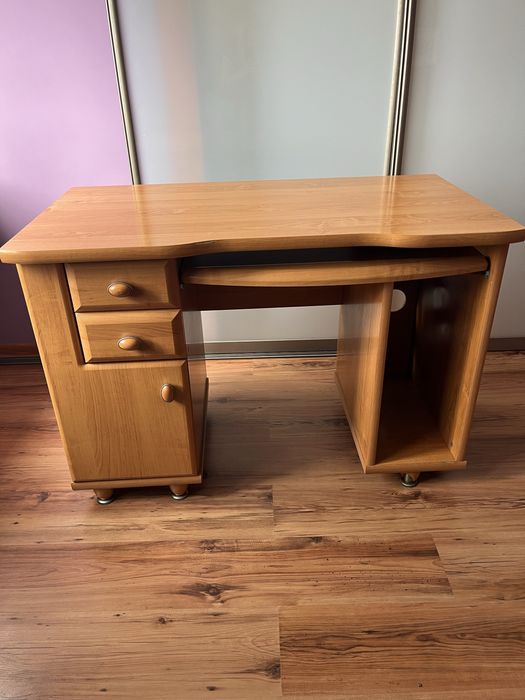 Biurko komputerowe, krzesło biurowe, fotel