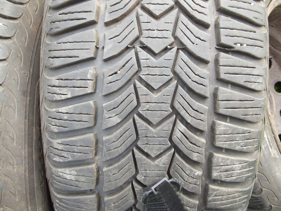 Opona zimowa 225/55 R17