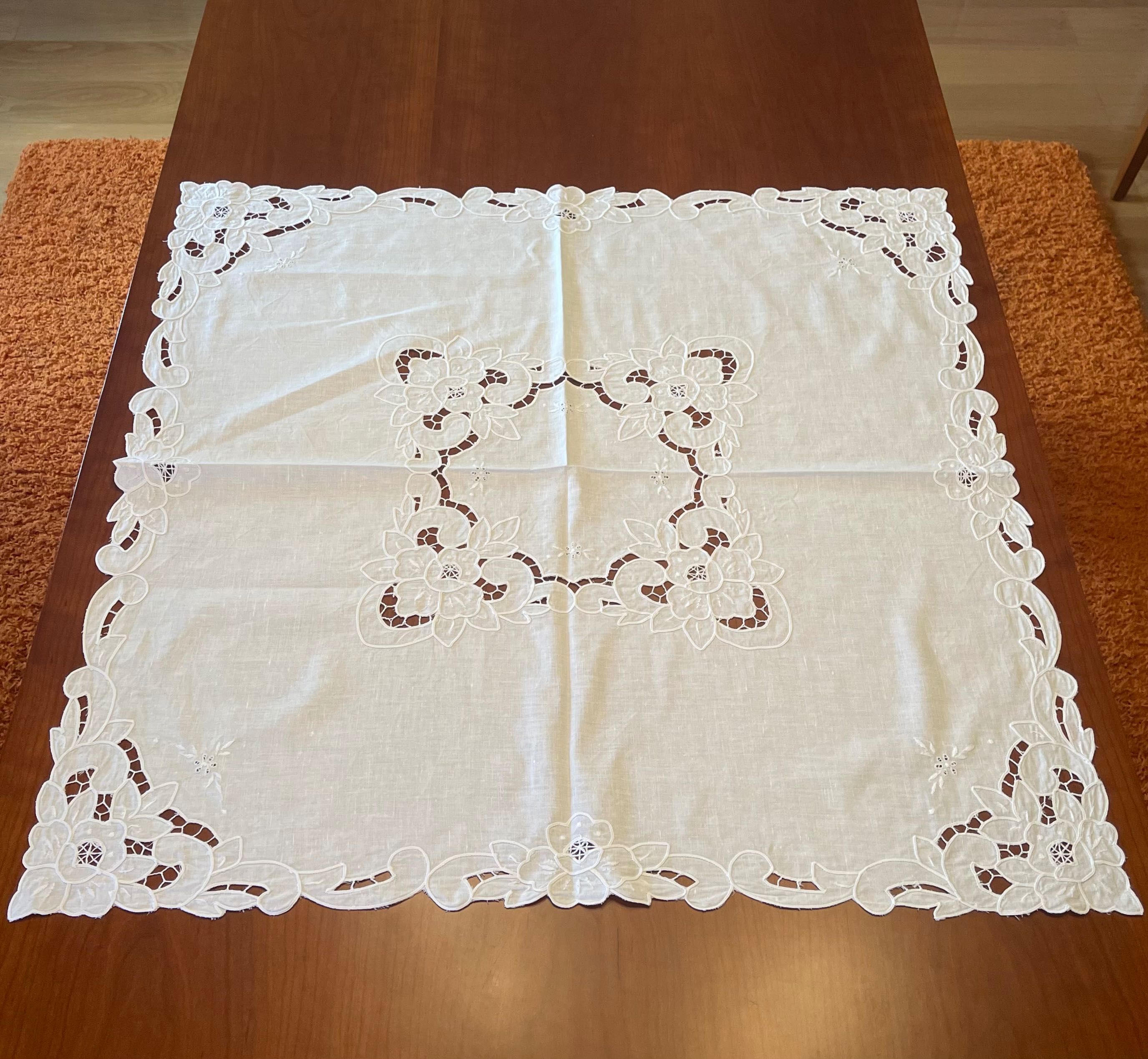 Toalha de mesa quadrada branca em meio linho 1