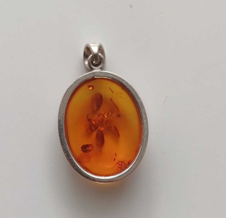 Wisiorek z bursztynem