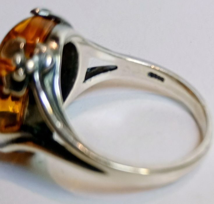 Срібна каблучка з бурштином