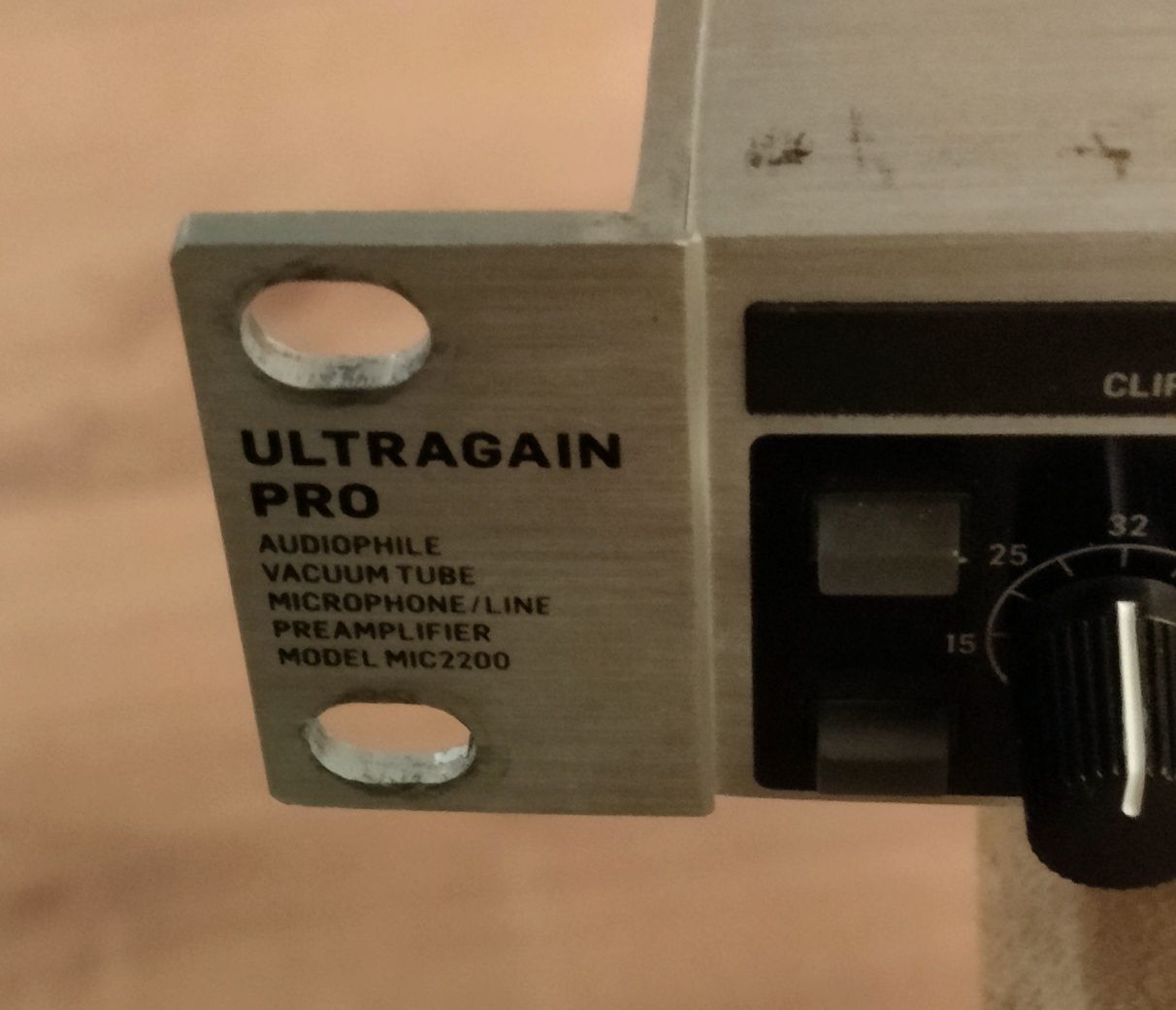 Ultragain Pro MIC 2200 Behringer