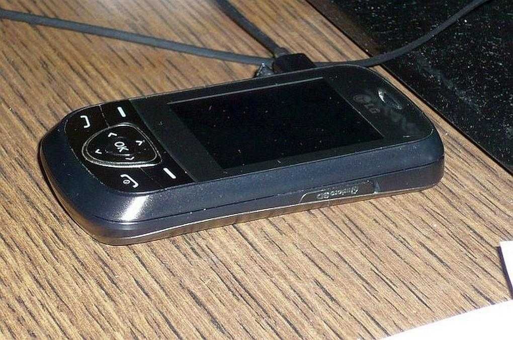 Telefon rozsuwany LG A200 z ładowarką microUSB