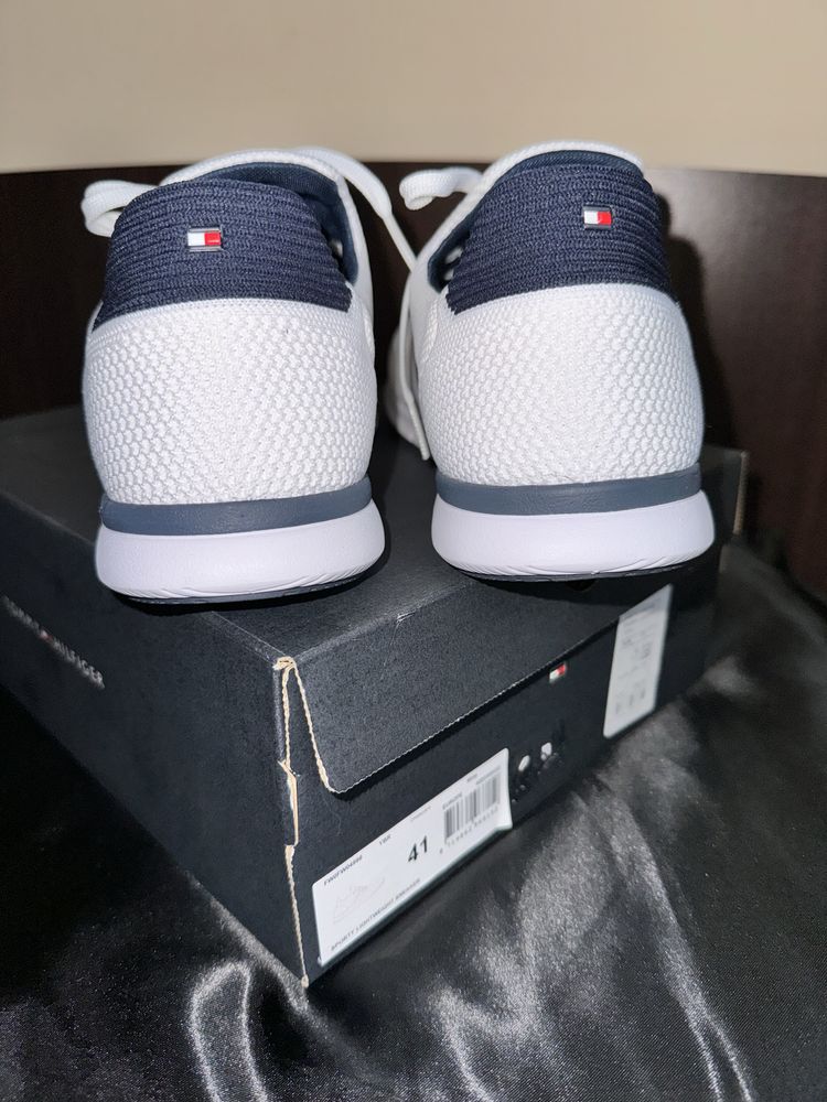 Tommy Hilfiger nowe oryginalne ultra lekkie buty sportowe 41