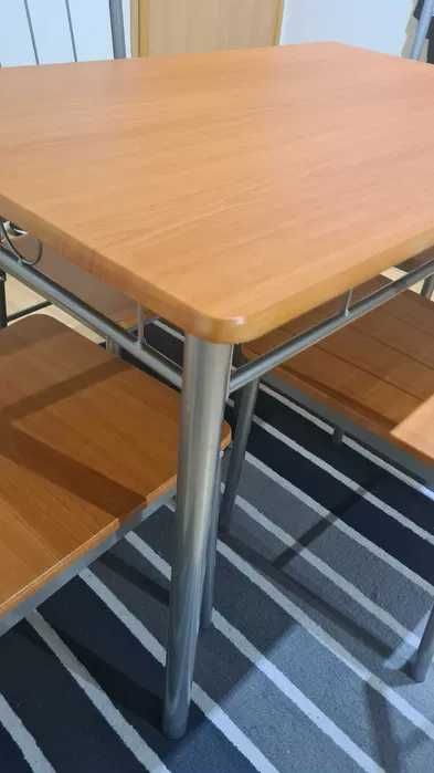 Conjunto de mesa e cadeiras