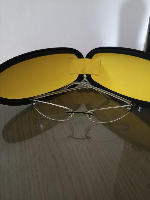 Óculos com lentes carlzeiss. Armação muito leve.