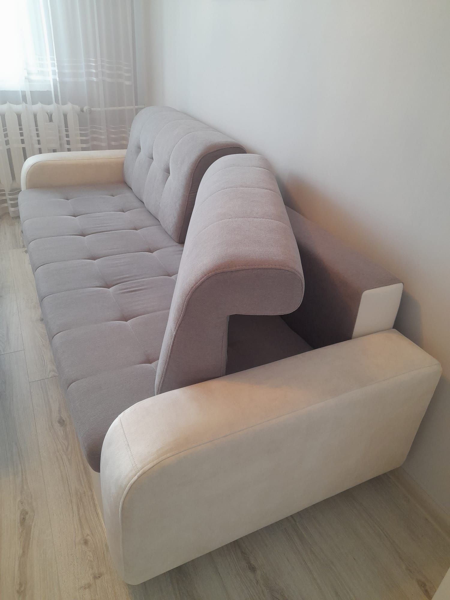 Szaro biała sofa z funkcją spania