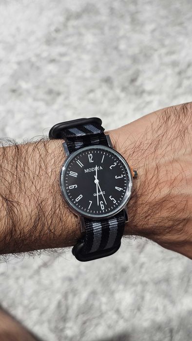 Relógio Preto com Pulseira com Riscas Cinzentas e Pretas