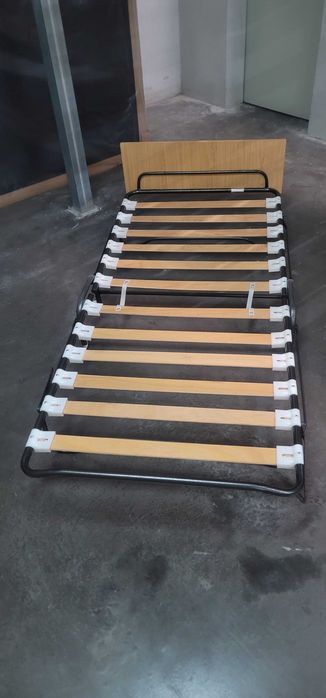 Cama divã sem colchão em boas condições