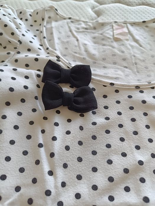 T-shirt branca com bolinhas pretas, tamanho M