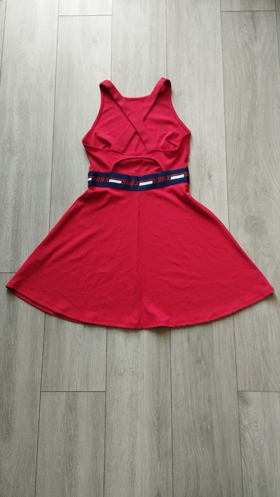 Sukienka w sportowym stylu