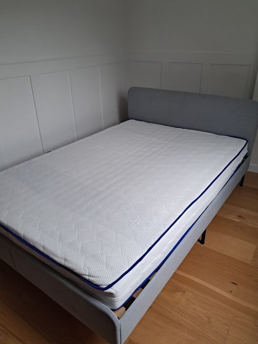 Łóżko z materacem