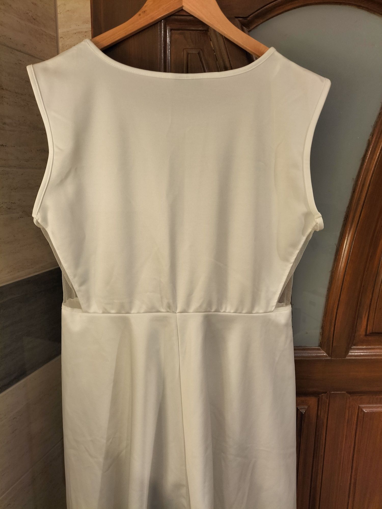 Biała rozkloszowana sukienka elegancka z siateczka