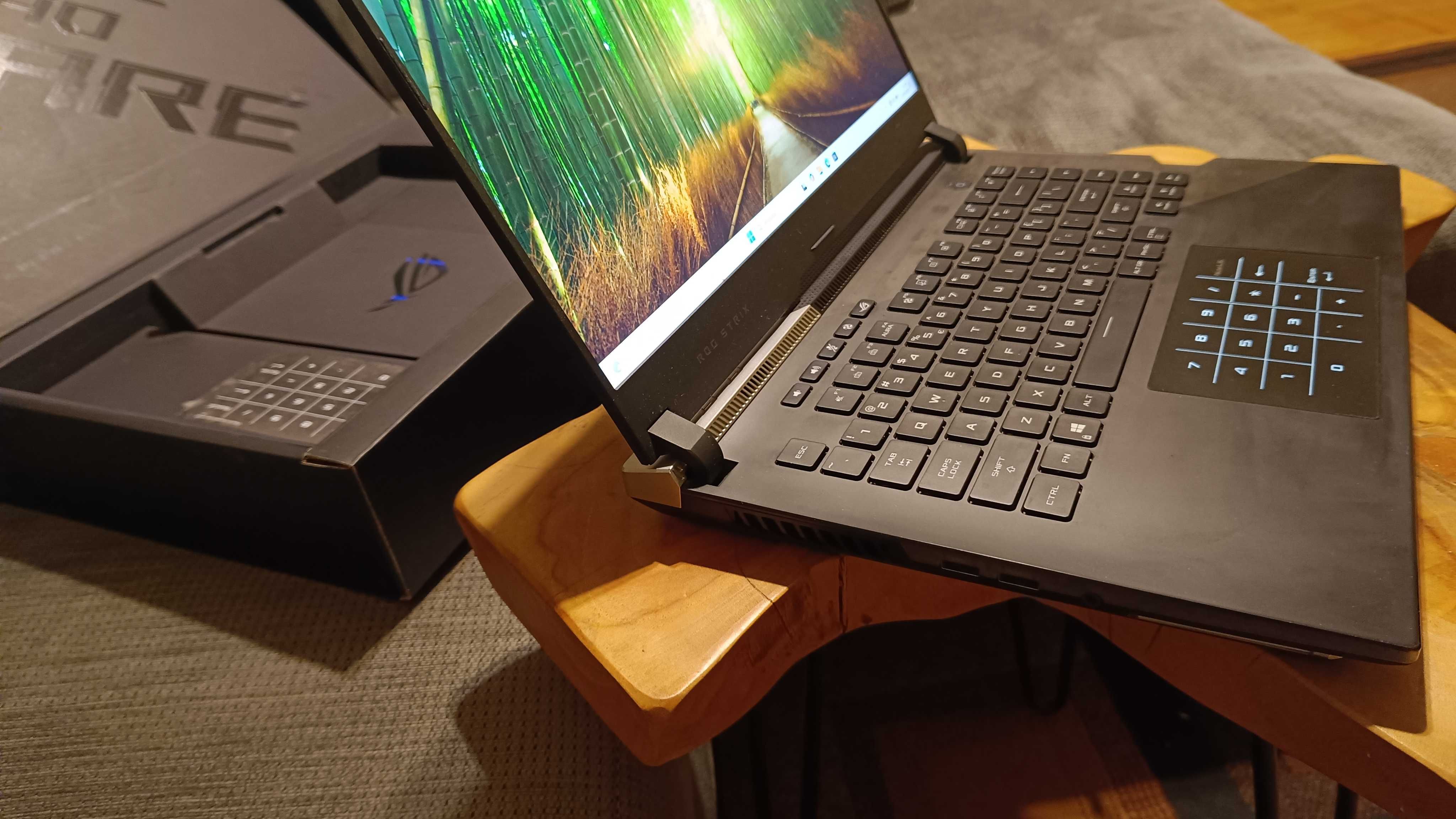 Laptop Asus ROG Strix SCAR Ryzen 7 RTX 3080 16GB  pamięci własnej