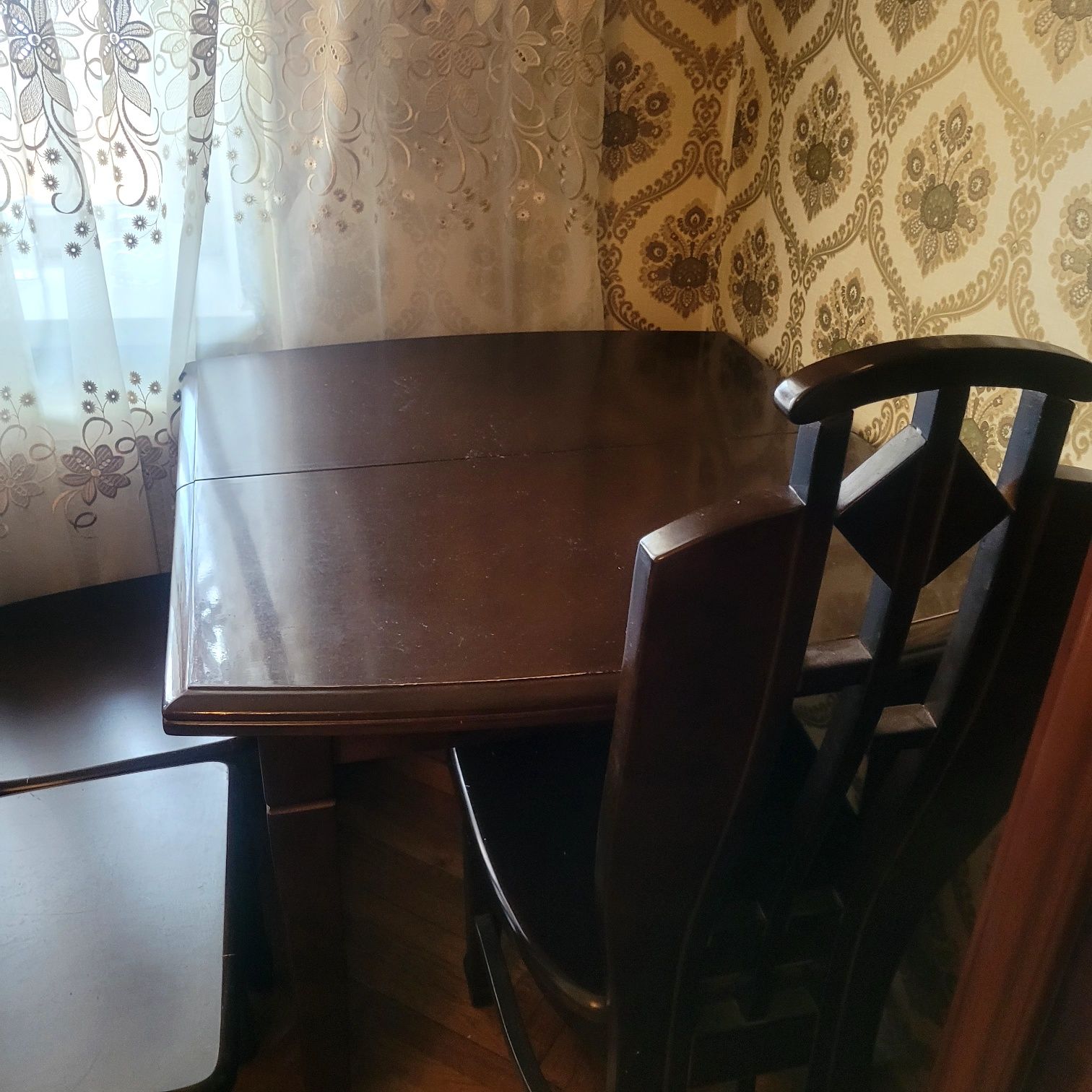 Продам обідний стіл зі стільцями з темного дуба