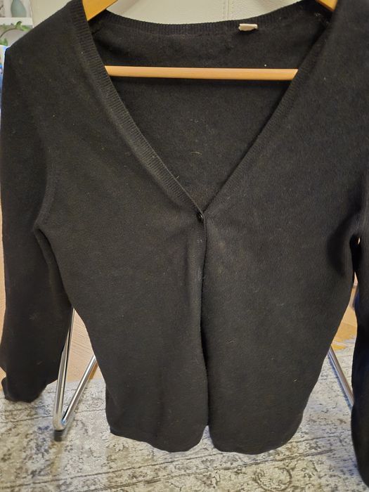 Czarny sweter kaszmirowy na guziki