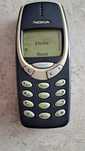 Nokia 3310 z ładowarką.