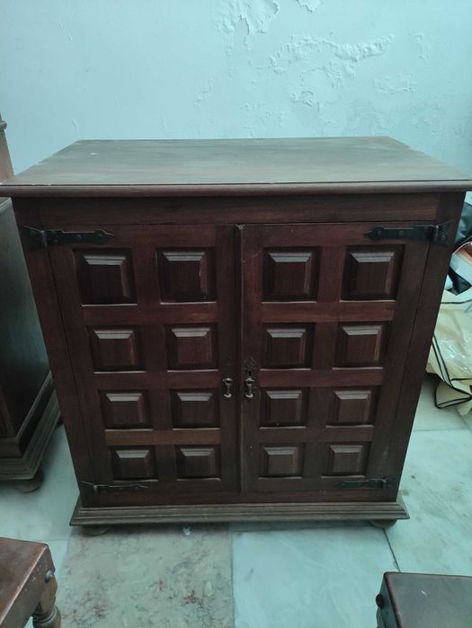 Aparador de madeira antigo