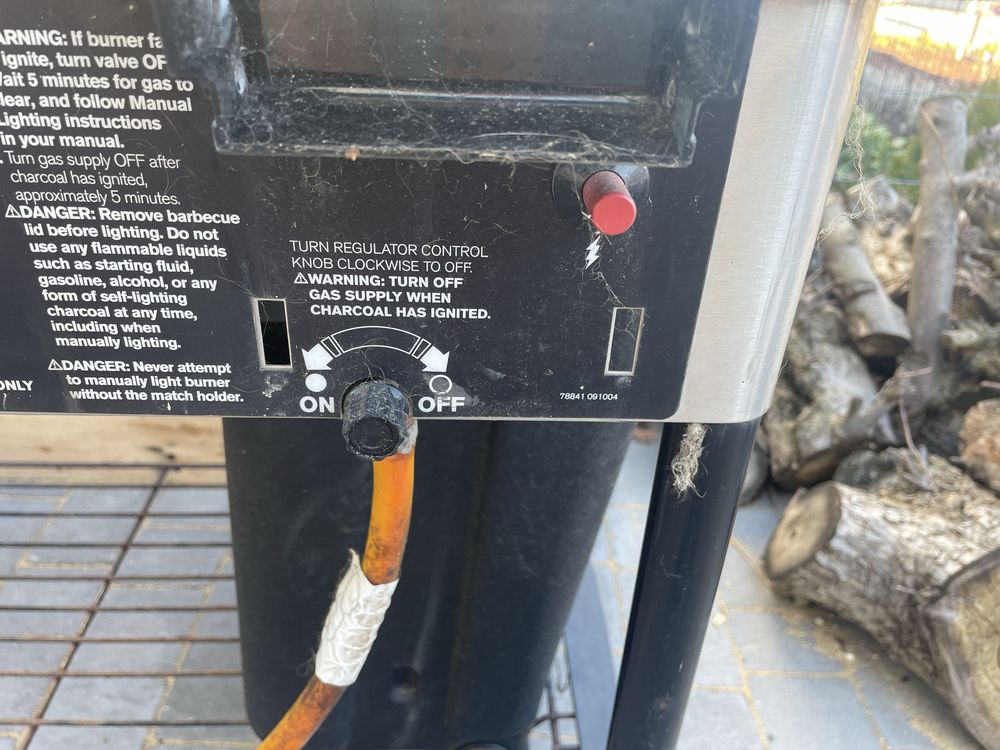 Grill weglowy Weber z gazowym rozpalaniem rożen do kurczaka