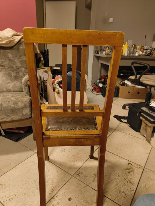 Stare krzesło drewniane