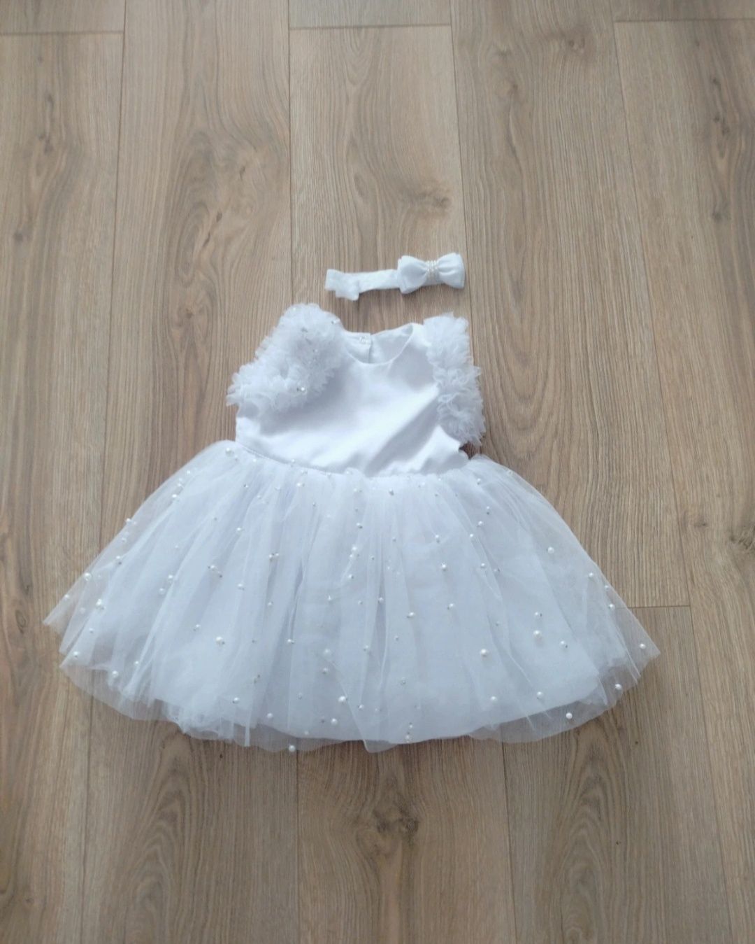 Piękna tiulowa sukienka z perełkami dla małej księżniczki .