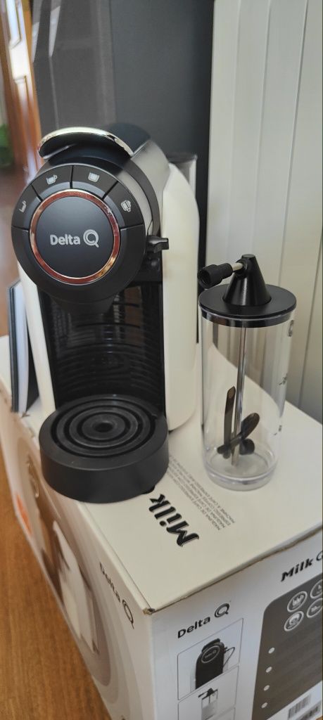 Máquina de Café DELTA Q MilkQool semi nova na garantia