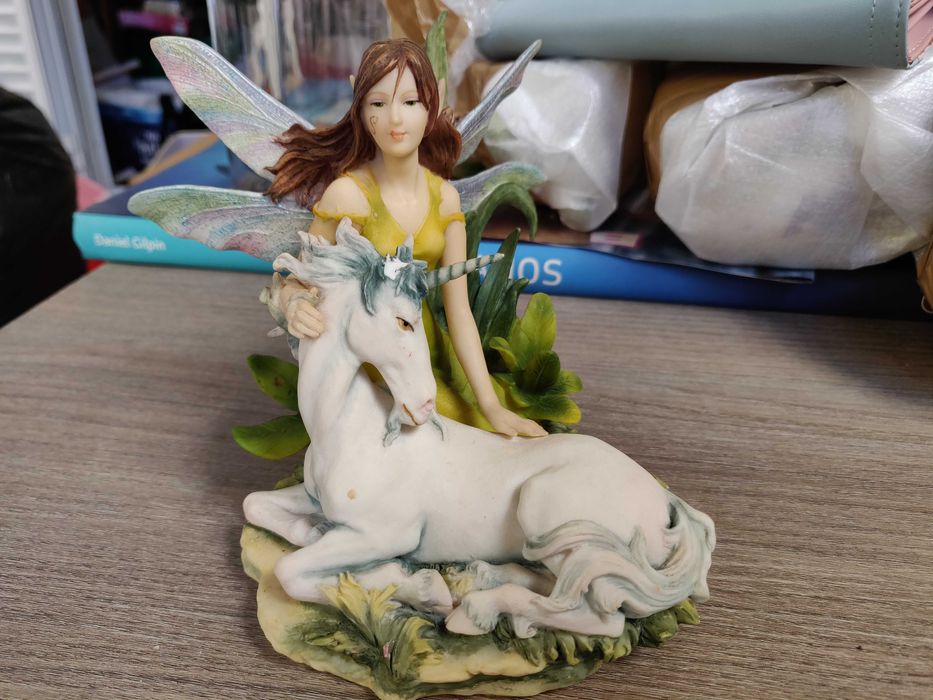 Estatueta Fada com Unicórnio
