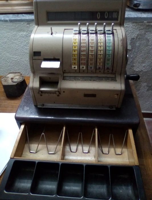 Máquina registadora antiga para coleção