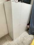 Comoda e garda roupa de tres portas.
