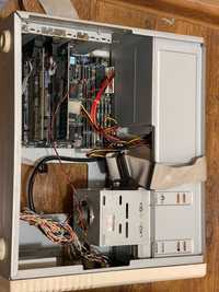 stary komputer biały