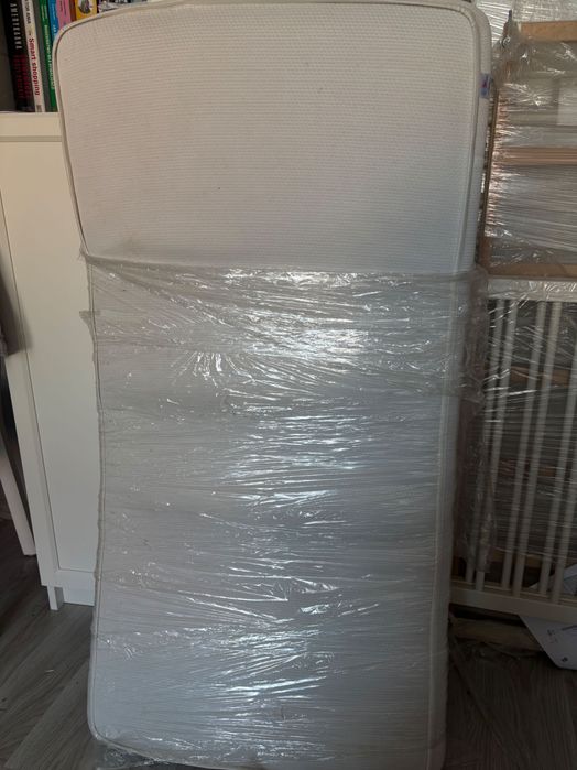 Łóżeczko niemowlęce z materacem