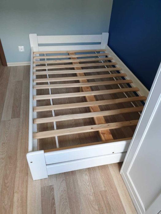 Łóżko białe drewniane 120x200