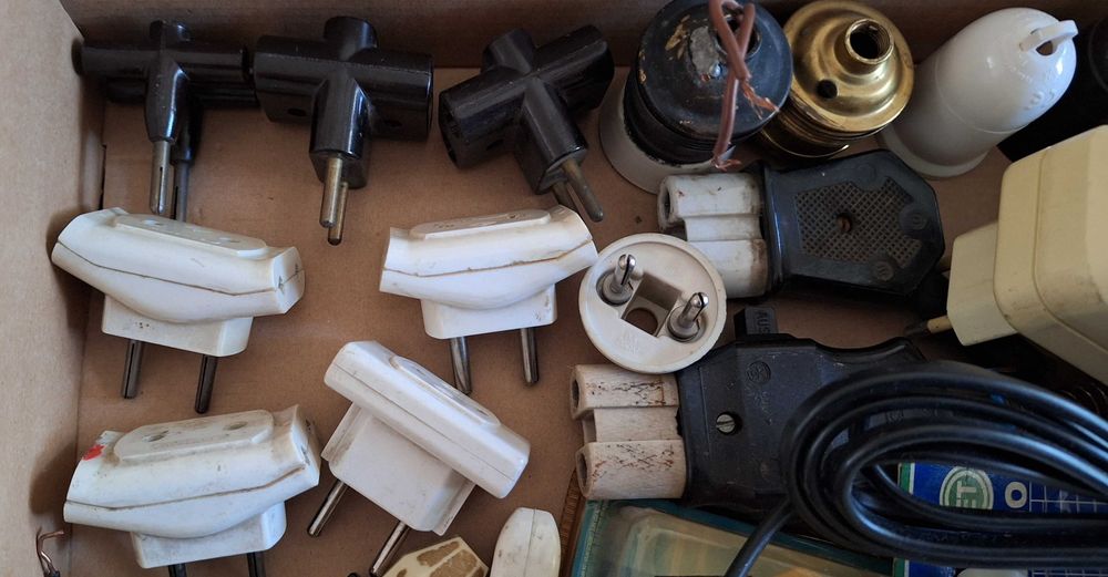 Casquilhos para Lâmpadas antigos e outro material elétrico