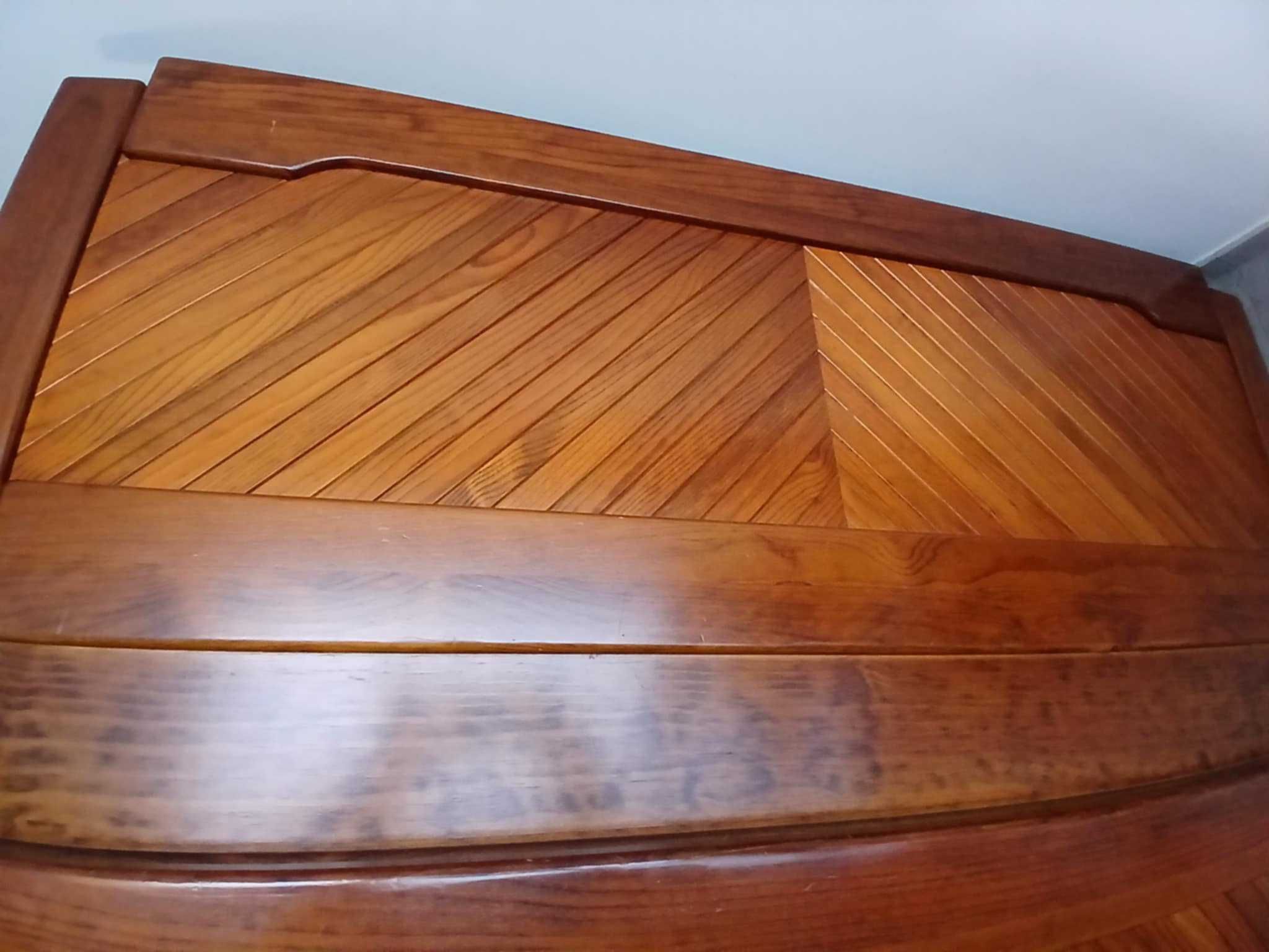 Cama de madeira maciça. Impecável.