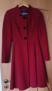 Темно-червоне пальто