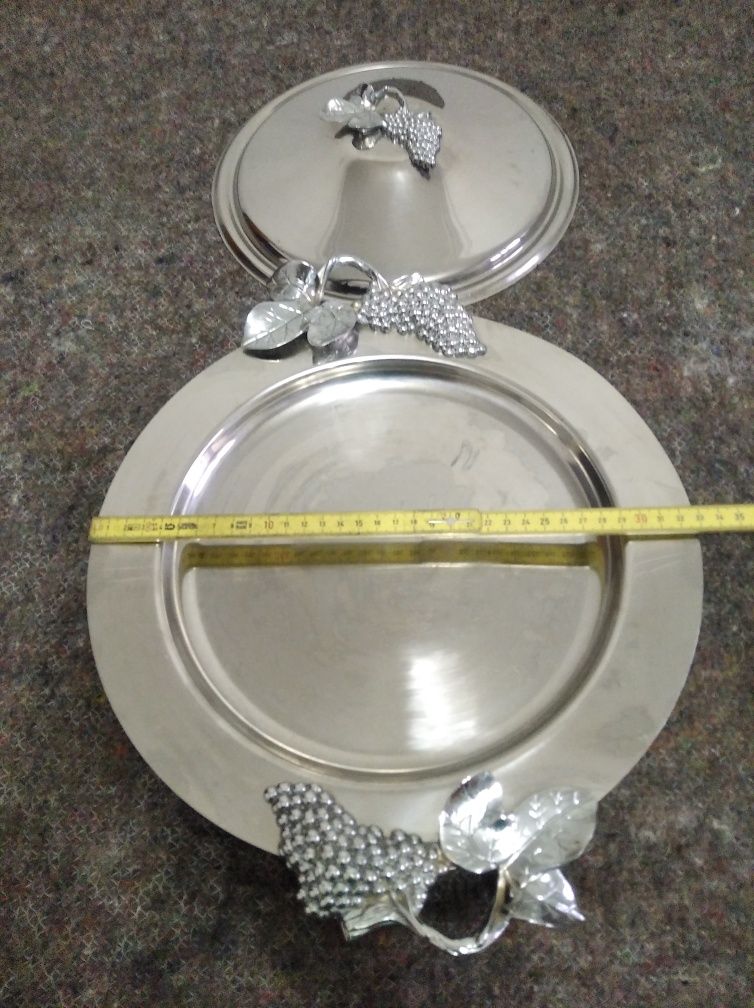 Bandeja metálica com tampa