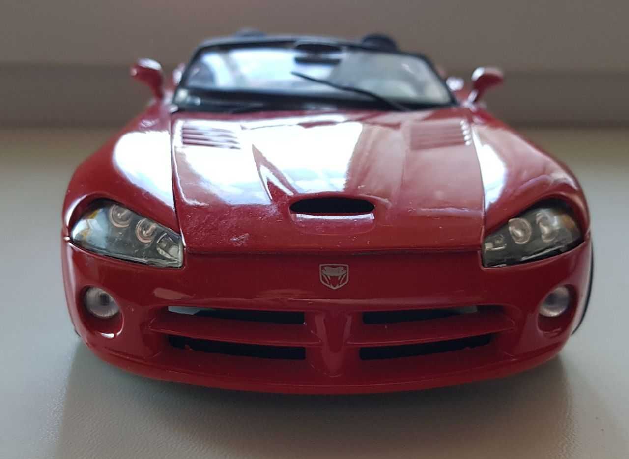 Модель автомобіля Dodge Viper SRT-10 2003 1:24 Maisto