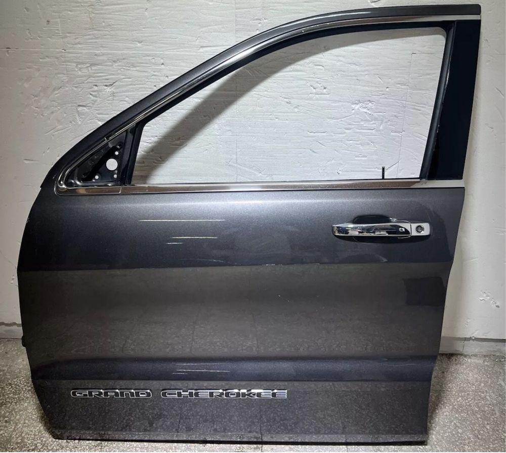 Дверь перед лево Jeep Grand Cherokee WK2 11-22. Двері перед ліво гранд