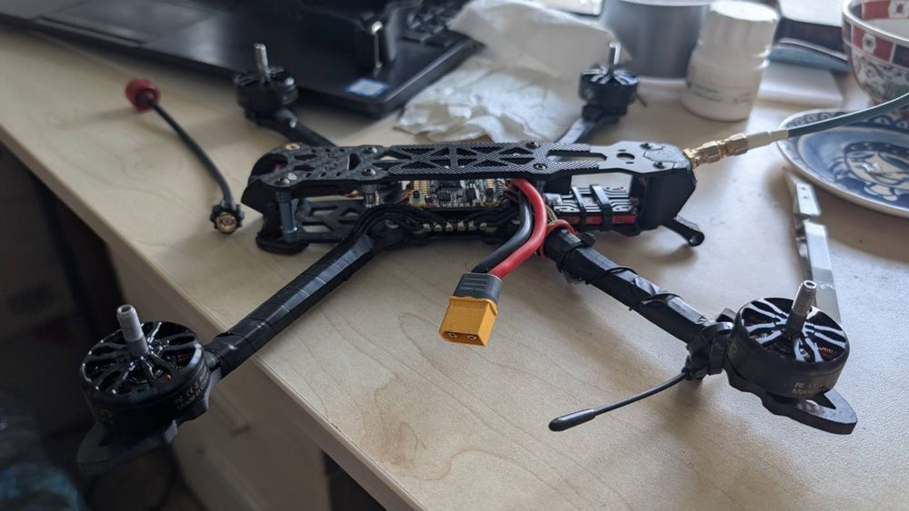 Продам два fpv дрони разом з батками