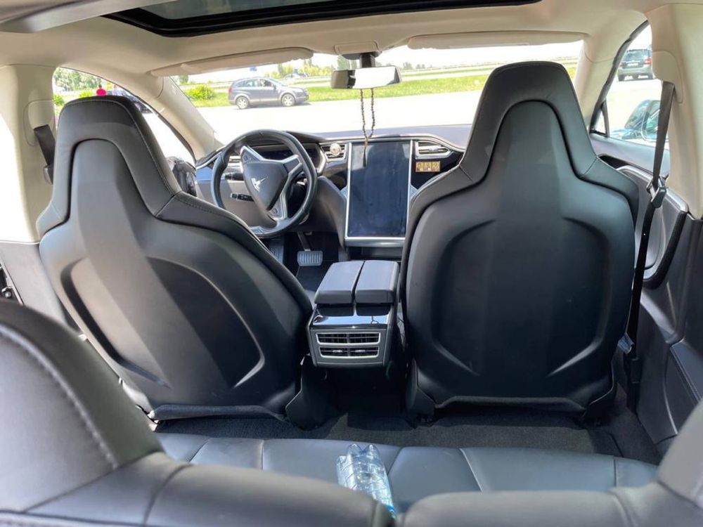 Tesla model S 2014.