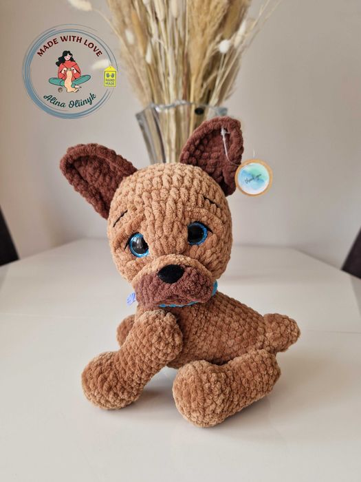 Buldog francuski, maskotka szydełkowa.