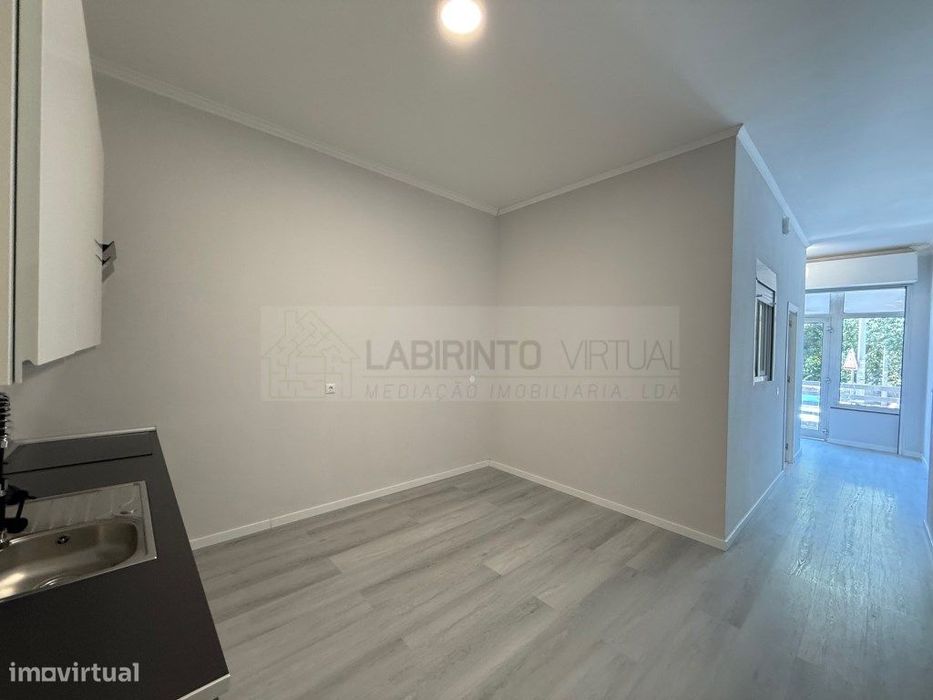 Arrenda-se Loja transformada em T1, em Belas - Queluz, em Sintra