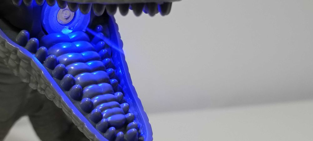 Dinosauro velociraptor blue telecomandado com sons e fumo da boca