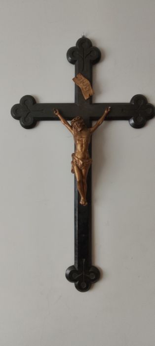 Duży drewniarewniany krzyż z XIX wieku