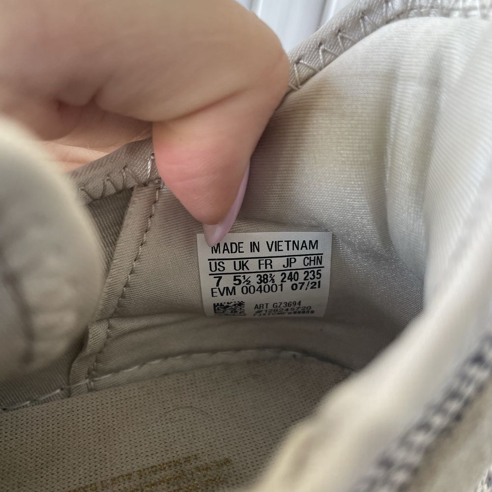 Женские кроссовки Adidas Ozweego 38,5р