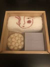 Conjunto caixa de madeira c/ 2 sabonetes + toalha de rosto