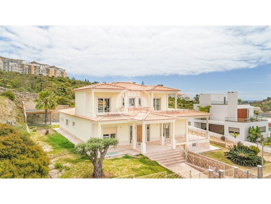 Moradia de luxo equipada com ampla garagem, jardins e piscina.