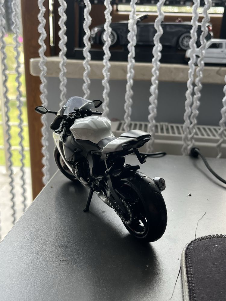 Model motocykla 1:12 yamaha r1