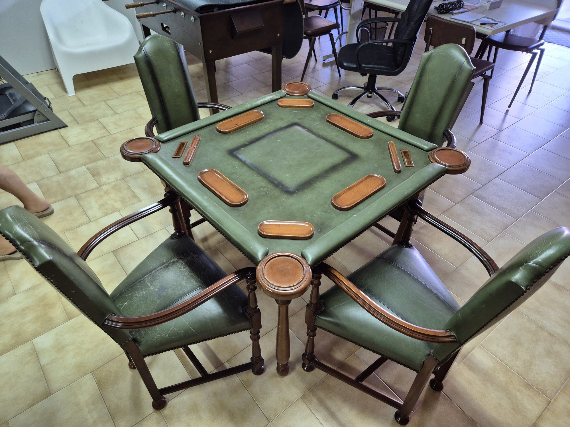 Mesa de jogos em bom estado