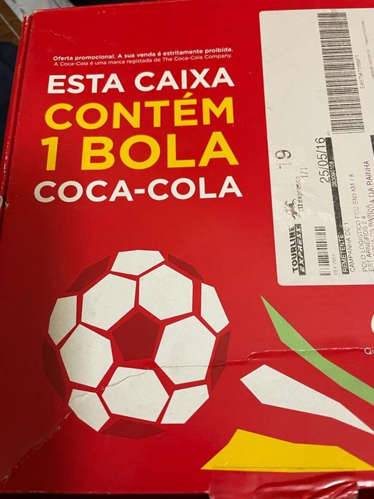 2 bolas da Coca Cola uma grande de futebol e uma pequena mundial Brasil em caixa novas